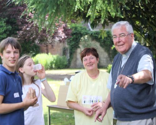 Notre évêqueFrançois vient d'arriver , il  a repéré le photographe, près du poste de distribution d'EAU !  (et pas transformée en bourgogne !)