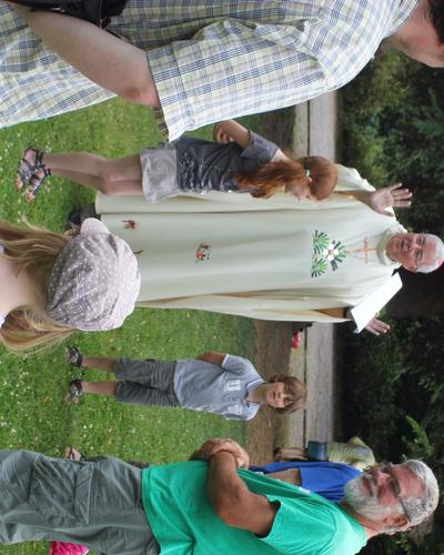 eh non , ce n'est pas notre évêque qui a la branche du feu (de la saint Jean ou de la Trinité)