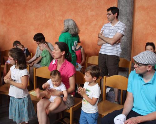 tous attentifs à madame consigne 