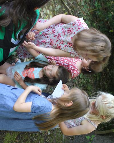 les enfants abricotiers  s'unissent pour résoudre l'énigme