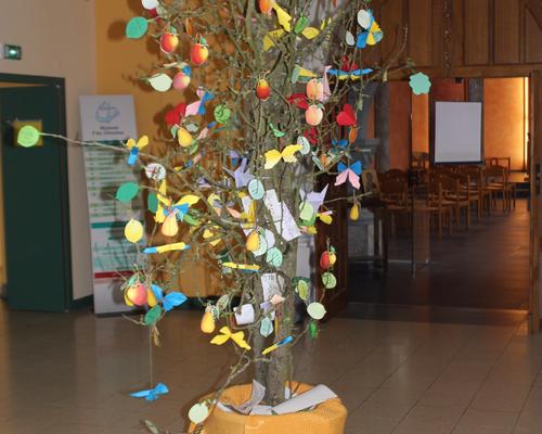 l'arbre a donc repris vie au cours de cette après-midi de fête !