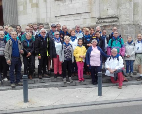 13  "Marcheurs" et paroissiens prêts à partir