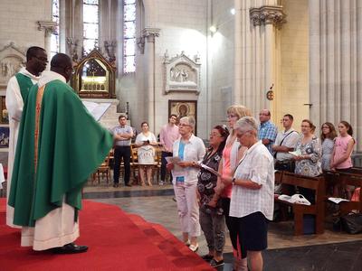 Devant l'autel : Nadine et Dorothée (catechumènes)
