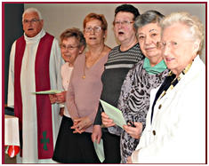 Messe à la résidence Bajart avec l'abbé H. Le Minez et l'équipe de bénévoles: Emilie, Jeanne-Lise, Guylaine...