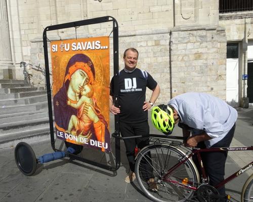 Manu assure la sécurité de son vélo publicitaire