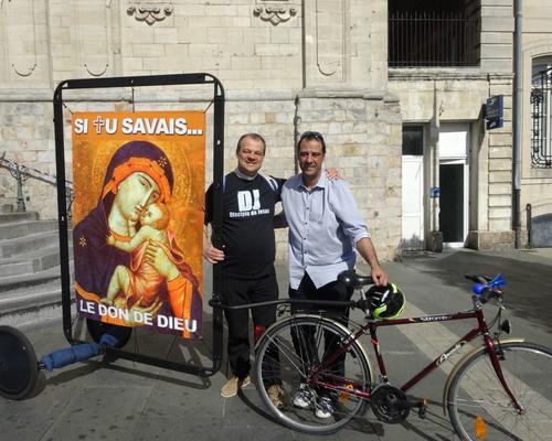 le père Mathieu Dervaux et Manu, au départ de l'aventure!