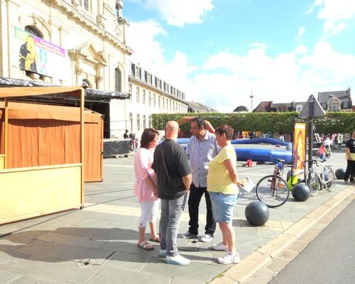 Manu répond au "pourquoi" des passants.