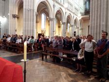 Assemblée de fidèles pour la fête de l'Assomption