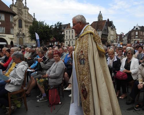 Mgr a revêtu la chape de procession