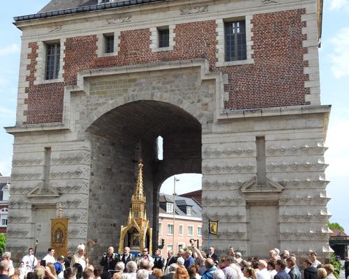 temps de prière à la "porte Notre-Dame"