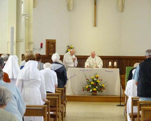 Père Duhautbois assisté du père Descouvemont