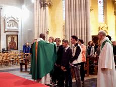 l'abbé I. Delouh donnant la bénédiction aux jeunes catéchumènes