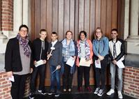 Les quatre jeunes catéchumènes et leur accompagnatrice