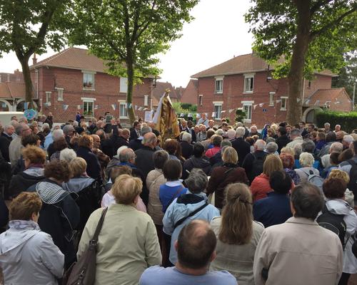 Place des platanes : une foule nombreuse se presse