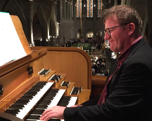 Haut perché Bernard par la musique nous emmène ver
