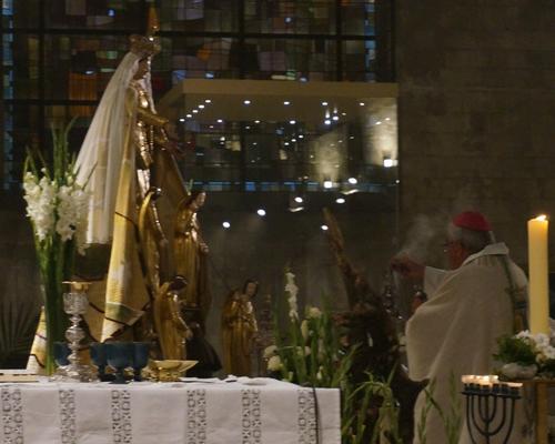 Mgr Garnier honore la vierge par l'encens