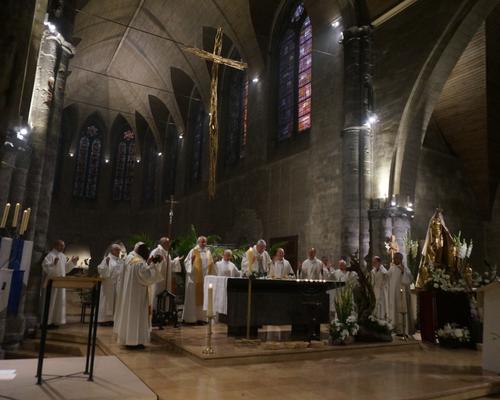 De nombreux prêtres honorent Gema de leur présence