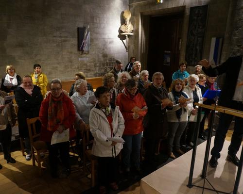 Une chorale : Reine des cieux...