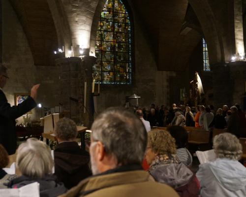 Une chorale sous les doigts de Bernard