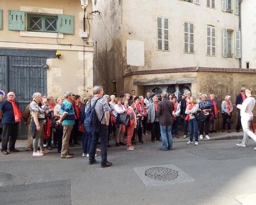 Groupe avec guide avant la visite de la cathédrale