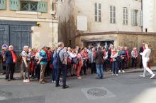 Groupe avec guide avant la visite de la cathédrale