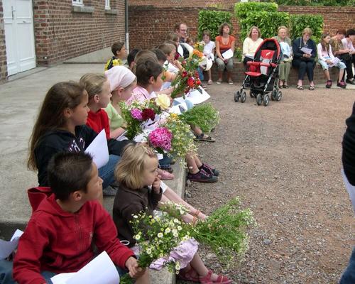 moisson de fleurs par les enfants