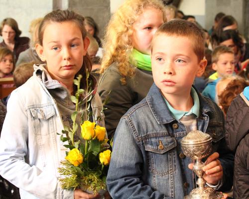 et les fleurs par les enfants