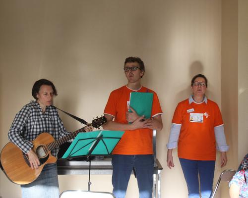 même sans les enfants, les parents chantent 