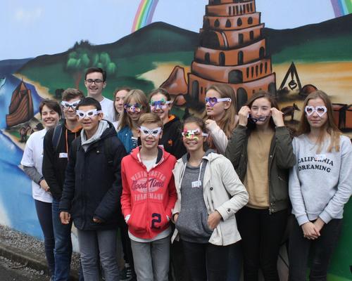 équipe univers avec ses lunettes