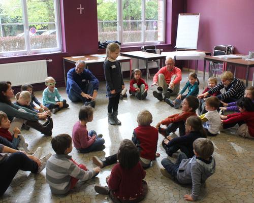 un petit chef d'orchestre  entre vers luisants avant le benedicite