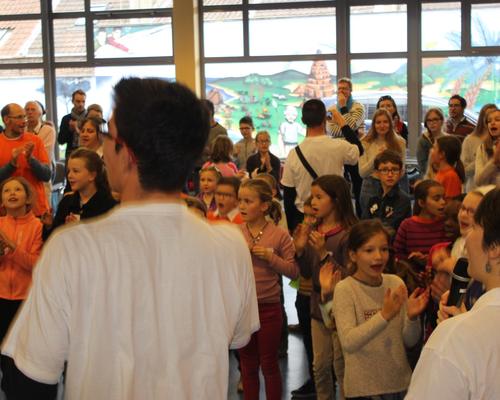 les parents sont encore avec les jeunes ... plus pour longtemps