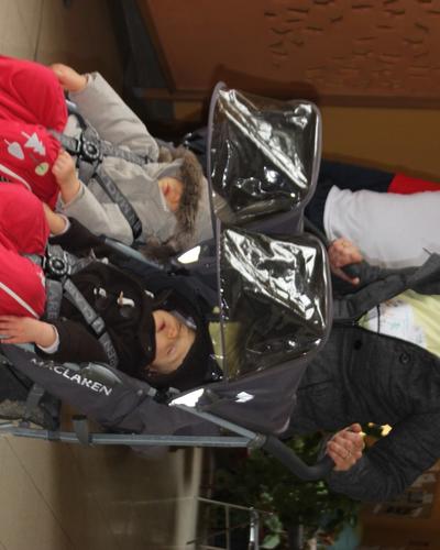 Eloi et Ignace  enfin endormis pour la sieste...merci Carole pour la promenade !