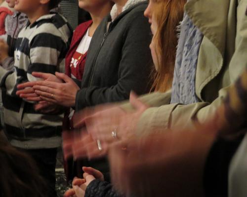 Et les mains soutiennent les chants...
