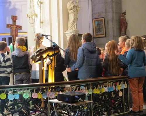 Tous les enfants dans le choeur...