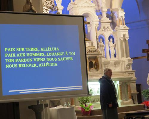 Paix demandée au Seigneur... Paix offerte entre tous...