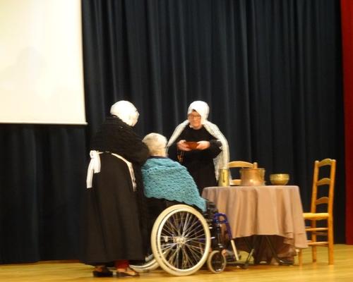 les personnes démunies arrivent peu à peu. Jeanne et son amie les installent et prennent soin d'elles