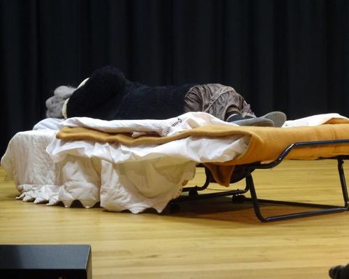 La vieille dame aveugle est installée sur un matelas