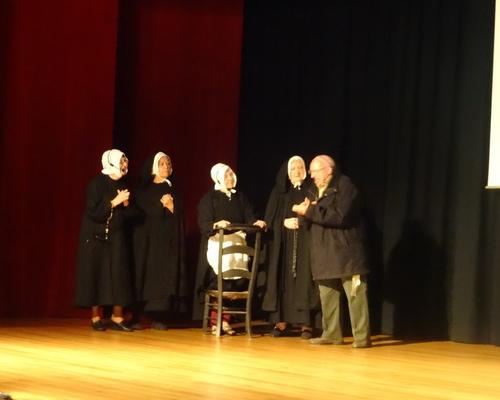 Un abbé devient conseiller de l'association qui devient communauté et Jeanne est nommée supérieure