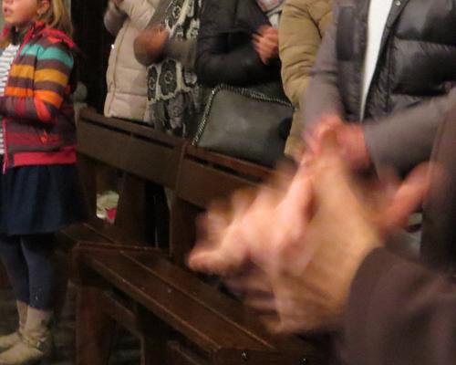 Pour rythmer le chant d'envoi de l'assemblée dans ...