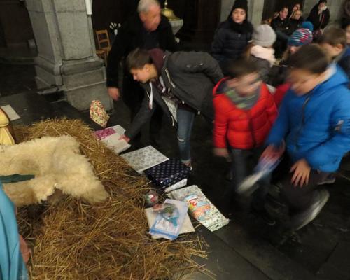 Les nombreux enfants du caté déposent chacun cadeau...