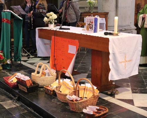 Ces évangiles seront benis et remis à chaque jeune