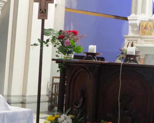 La croix rappelle le sacrifice de Jésus et ainsi, l'immensité de son amour pour tous les hommes qu'il veut sauver 
