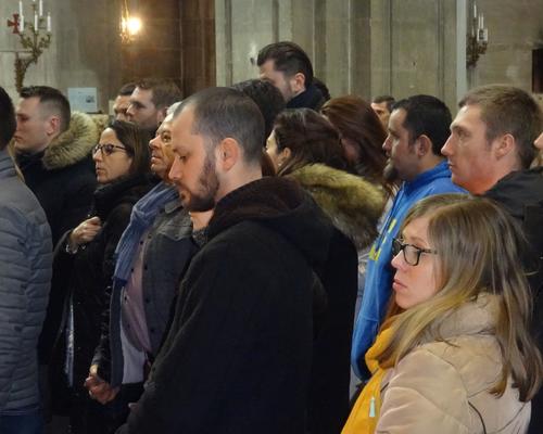 les fiancés reçoivent la bénédiction