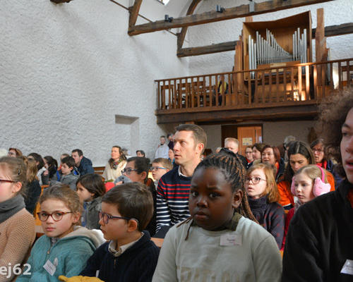 tous rassemblés dans la chapelle, pour célébrer la messe