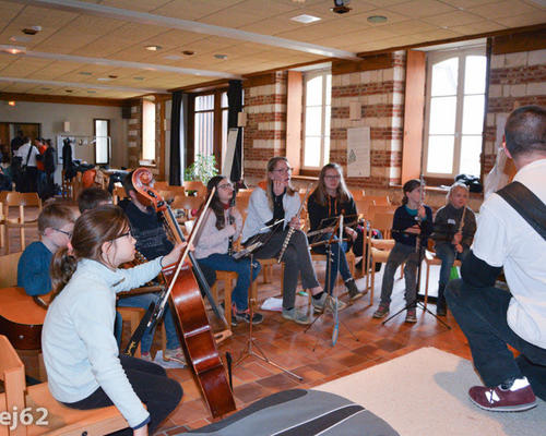 les musiciens se préparent pour le spectacle de clôture du rassemblement ... à leur rythme   ;-) 