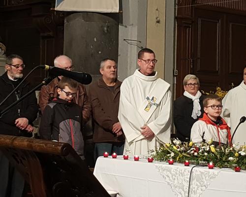Pour le Notre Père, les enfants présents ont été invités à venir eux aussi dans le choeur