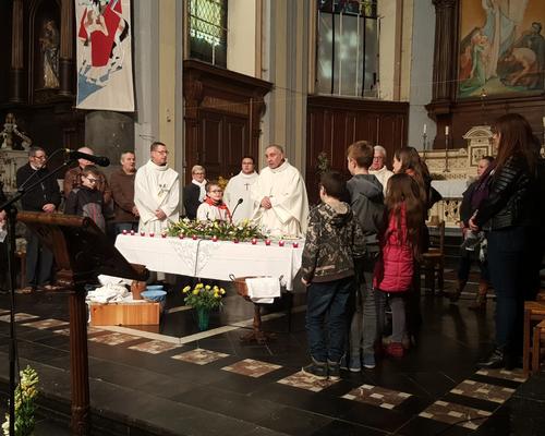 Pour le Notre Père, les enfants présents ont été invités à venir eux aussi dans le choeur