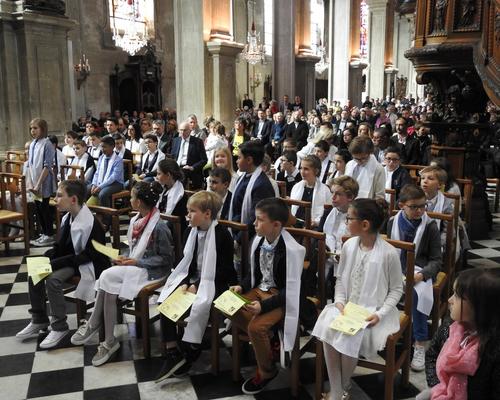 1eres communions 2018 cathedrale (99)