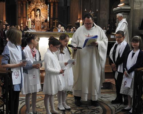 1eres communions 2018 cathedrale (107)