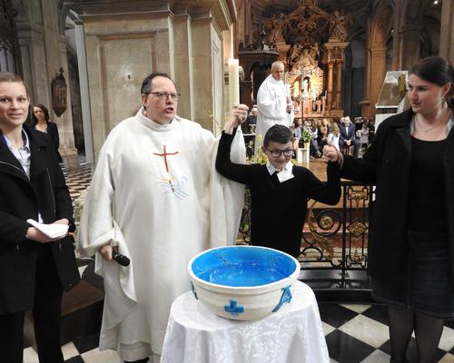 1eres communions 2018 cathedrale (129)